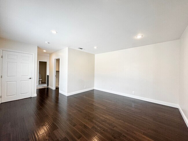 Building Photo - Beautiful 4 Bedroom 3.5 Bathroom Home in t...