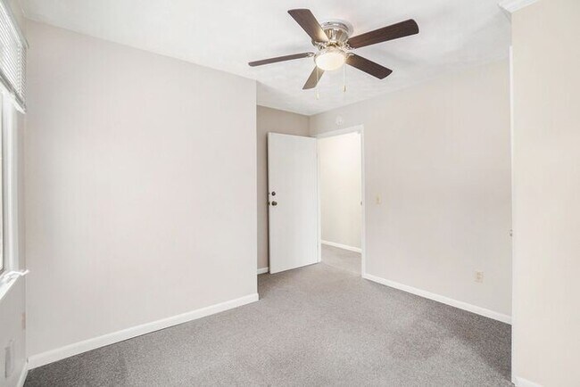 Building Photo - Unique Upper Floor Two Bedroom Flat $1099