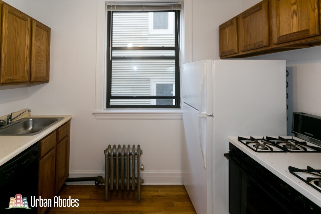 Building Photo - 1913 W Larchmont Ave