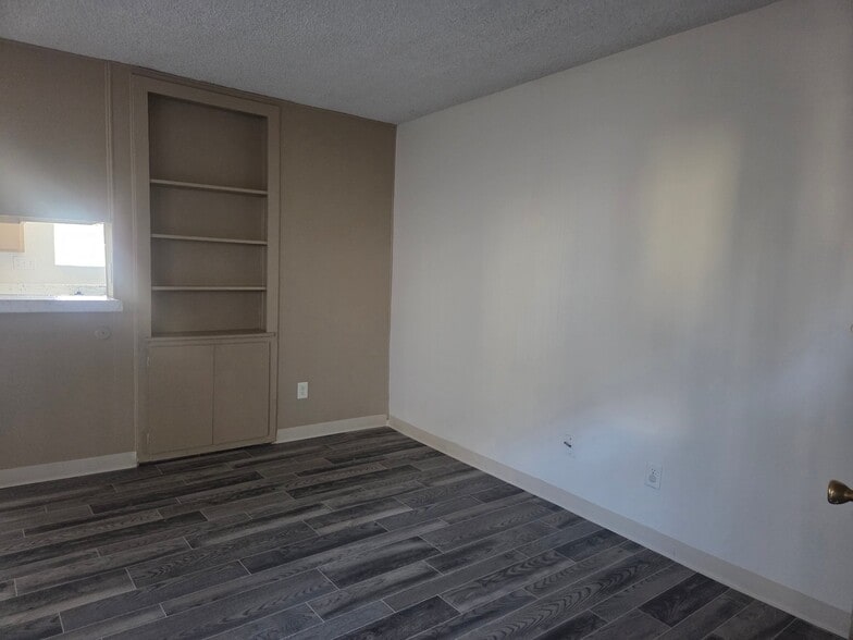 Building Photo - 991 N Mollison Ave