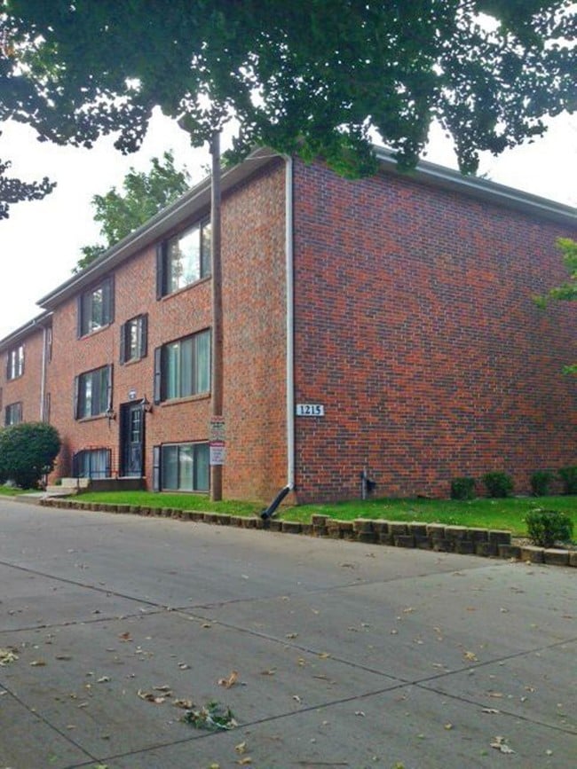 Windsor Manor North Apartments 1215 Oakland Rd NE Cedar Rapids IA