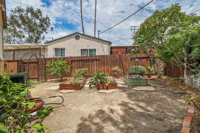 Building Photo - 4740 W Mountain View Dr