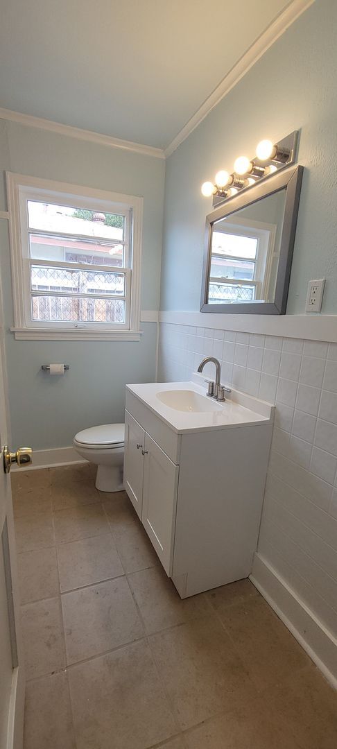 Building Photo - Beautiful 3 bedroom/1.5 bathroom house wit...