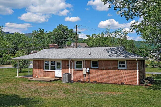 Building Photo - Recently Updated Home Near Downtown Crozet