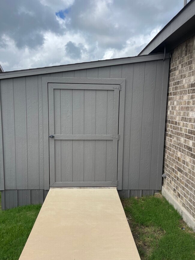 Building Photo - 413 McCoy Dr
