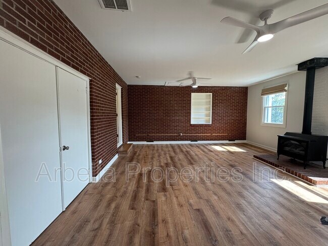 Building Photo - 1713 Seward Dr