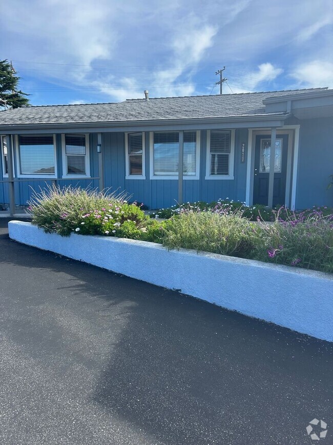 Building Photo - Large one bedroom with ocean views