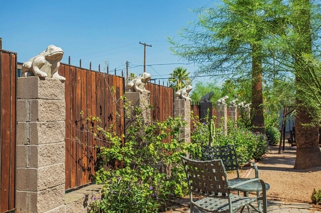 Building Photo - Garfield District 2 Bedroom Townhome | Patio & In-Unit Laundry | Free Rent