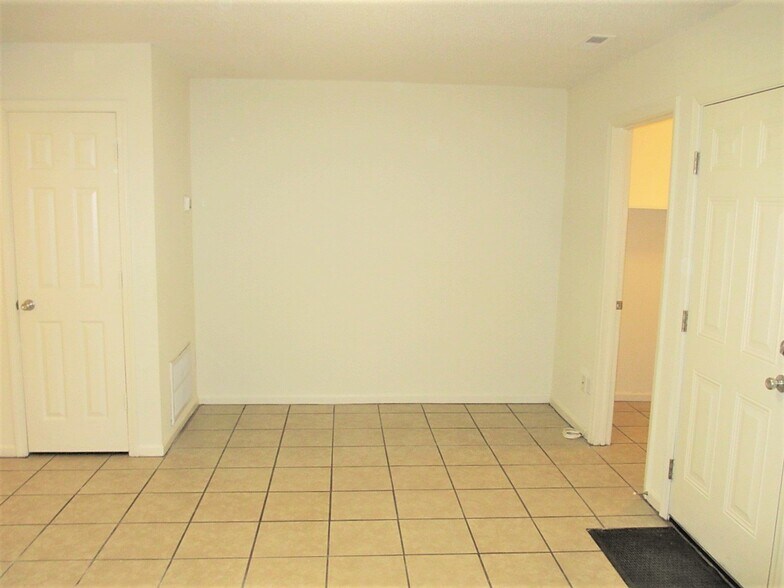 Building Photo - 3005 Radcliffe Ln N