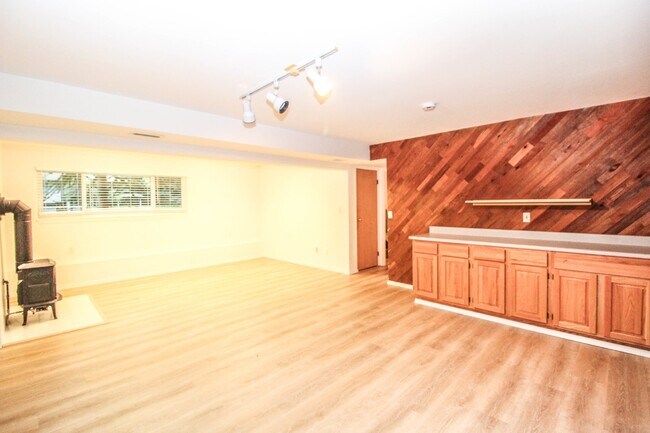 Building Photo - !! $3500 for 18 month lease !!  Private La...