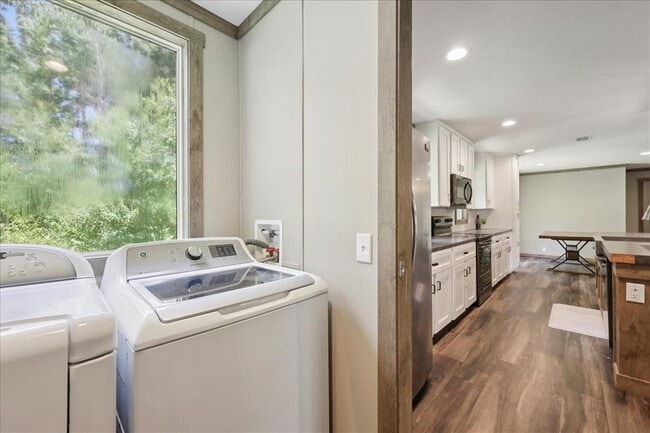 Building Photo - 13585 Mesa Dr