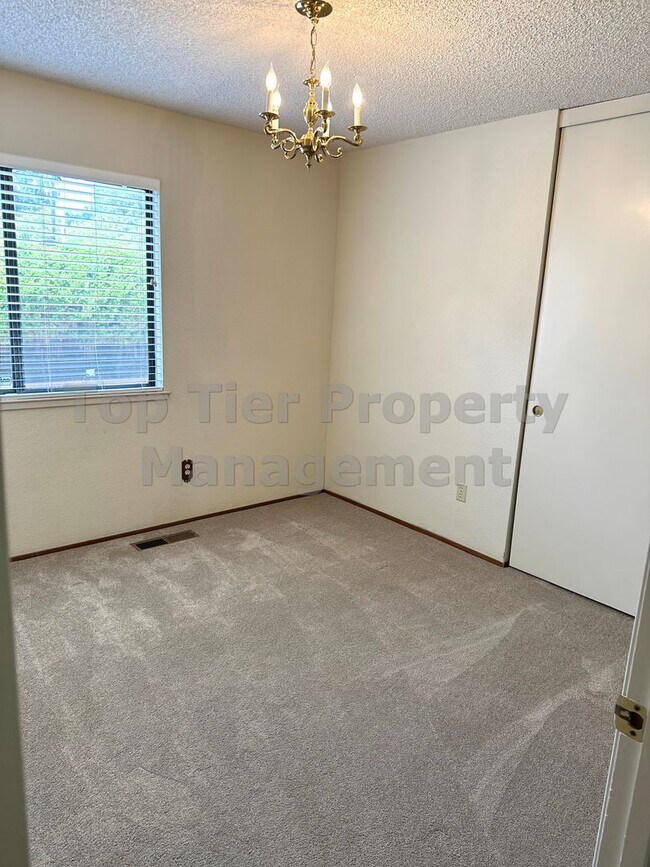 Building Photo - Spacious 4 Bed/2 Bath /1,970 square foot h...