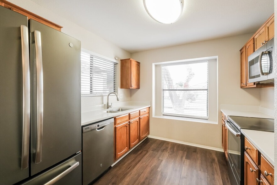 Building Photo - 11622 W Olive Dr