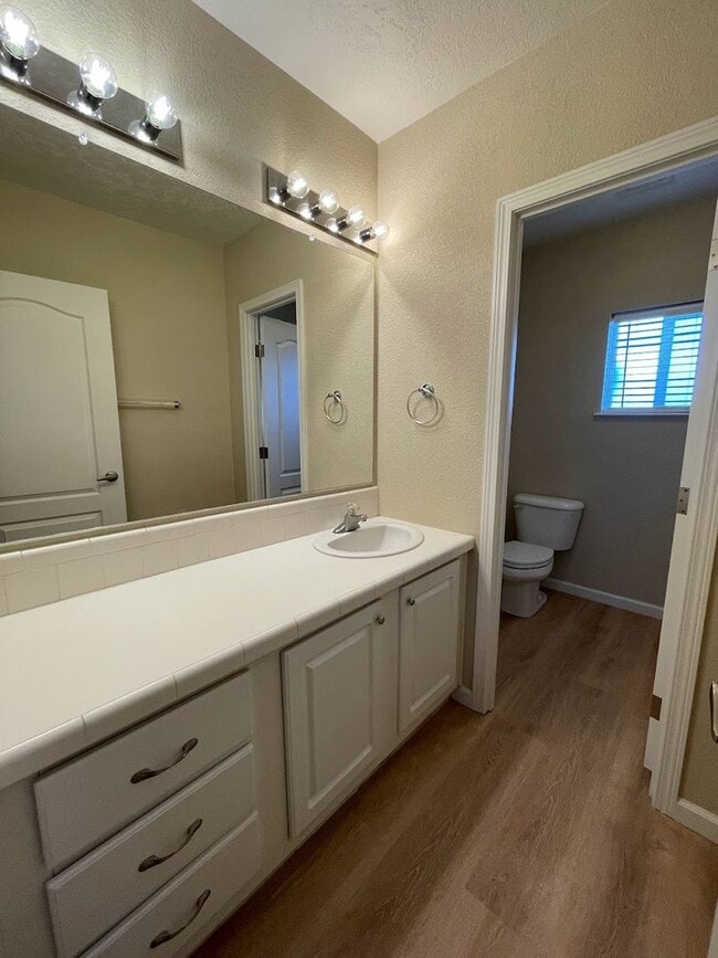 Building Photo - Quiet, spacious property!