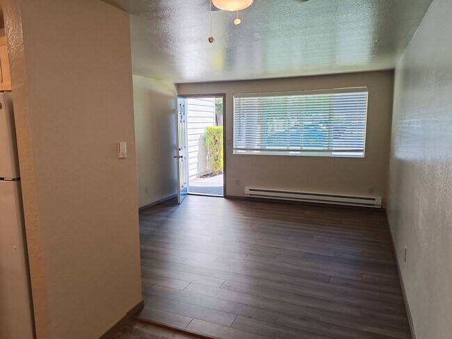 Building Photo - 1 bedroom - $800 off first month's full re...