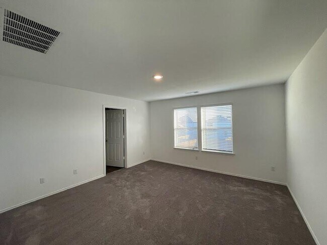 Building Photo - 640 Pickrell Lp