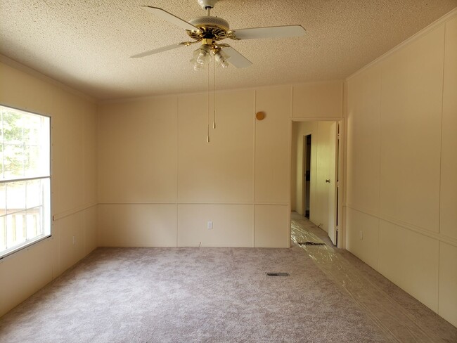 Building Photo - 4 bedroom Mobile Home