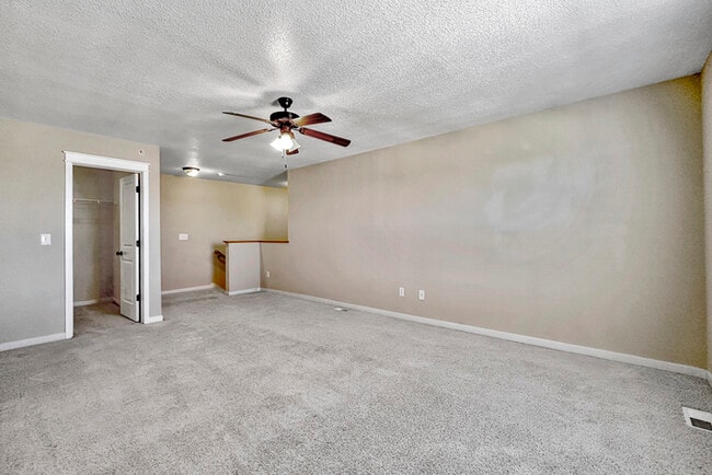 Building Photo - 204 NE Chalet Ln
