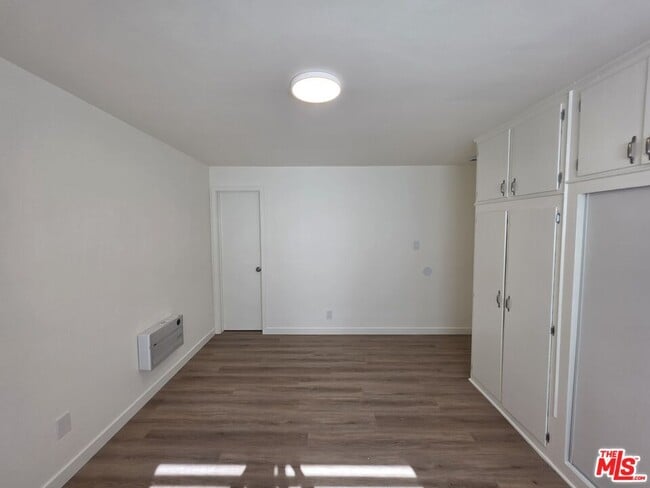 Building Photo - 2400 Vanderbilt Ln