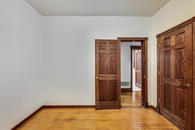 Building Photo - 3515 N Wilton Ave