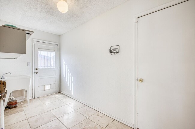 Building Photo - Beautiful House with 4 bed - 2 baths - office & covered big Jacuzzi