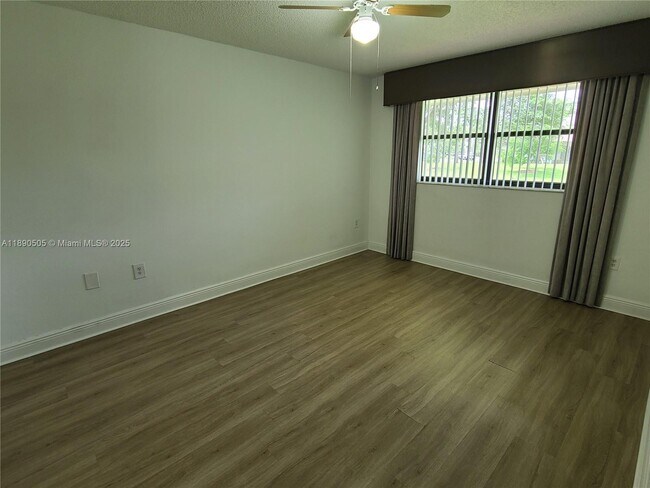 Building Photo - 9851 Nob Hill Ct