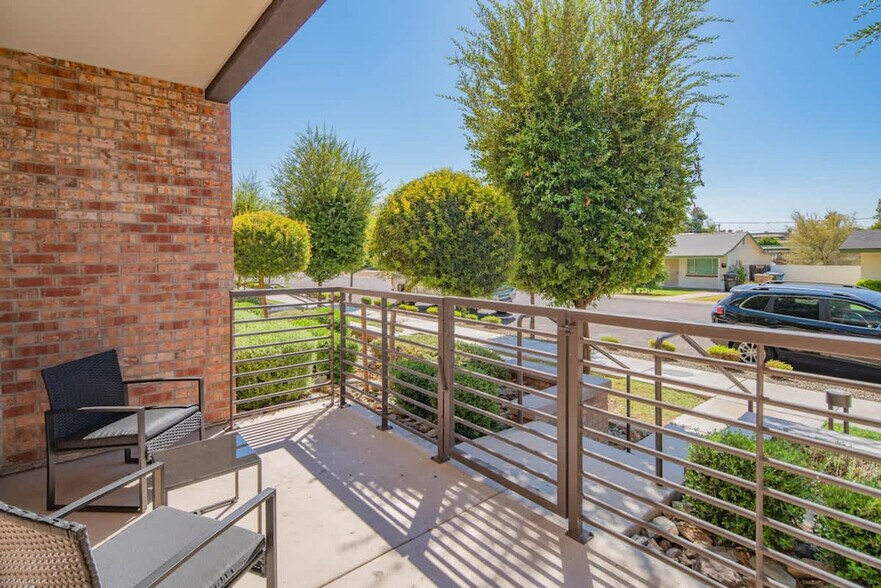 Building Photo - 777 E Stella Ln