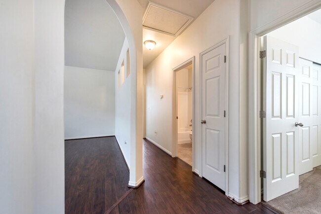 Building Photo - 1105 Haworth Dr