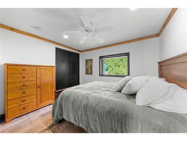 Building Photo - 2180 Island Dr