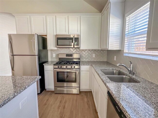 Building Photo - 27150 Grey Fox Run