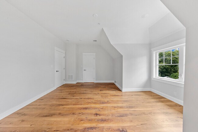 Building Photo - 389 Spring Ave
