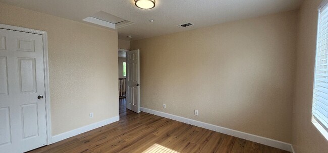 Building Photo - Beautiful Large Bi-Level 3 bed 2.5 Bath Ho...