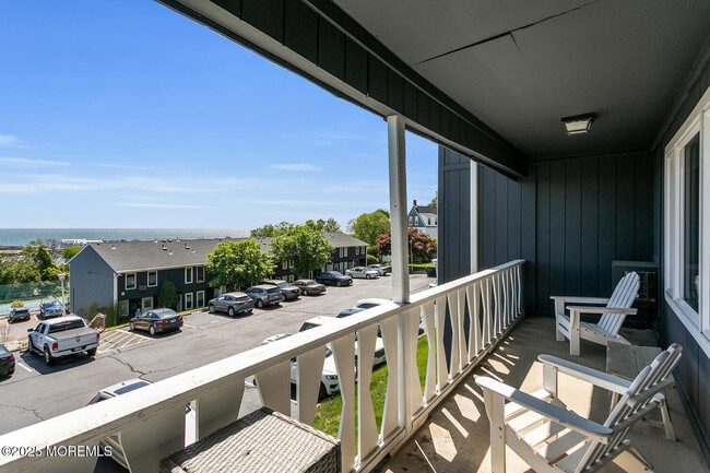 Building Photo - D4 Hillside Ave