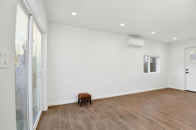 Building Photo - 648 Anita St