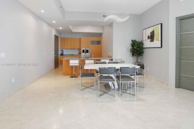 Building Photo - 15901 Collins Ave