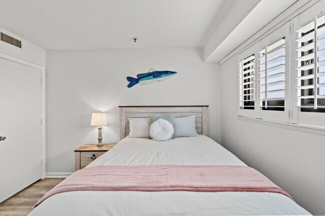 Building Photo - $2,000/month – Snowbird Rental, Oceanfront 2BR/2BA in Myrtle Beach Resort