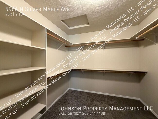 Building Photo - 5966 N Silver Maple Ave