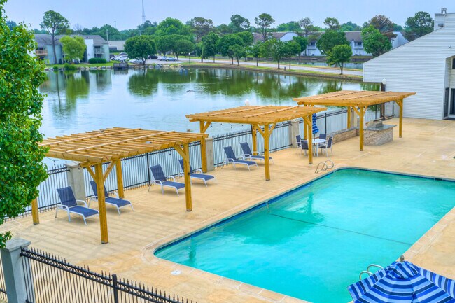 Shoreline Apartments - Pool - Shoreline Apartments