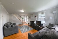 Building Photo - Charming single family home with 3 bedrooms!