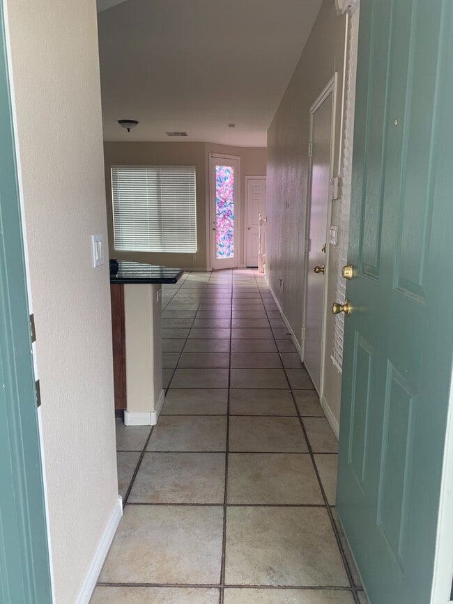 Building Photo - Cozy Two Bed Home