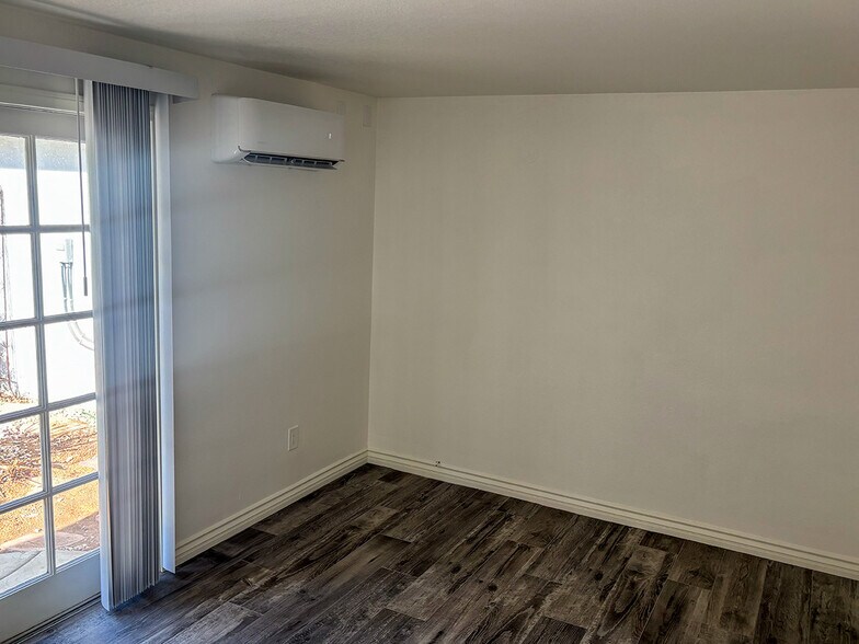 Bedroom with air - 2950 Berkeley Rd