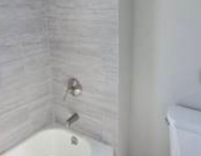 Bathroom_tub - 511 W 62nd St