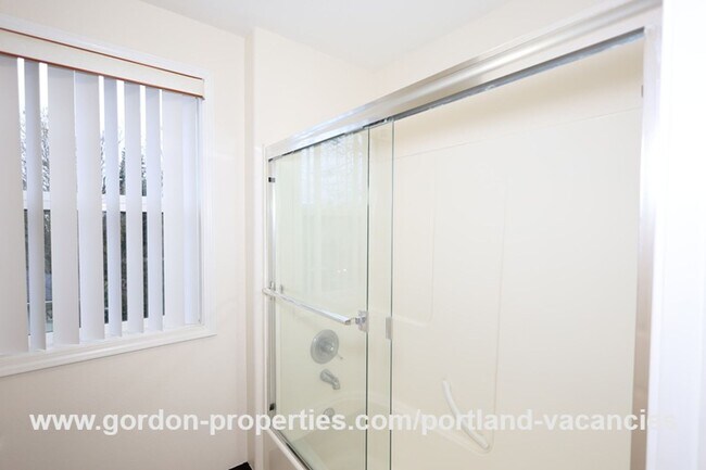 Building Photo - SE 73rd Ave - 3 bedroom townhouse in Mt Scott-Arleta neighborhood