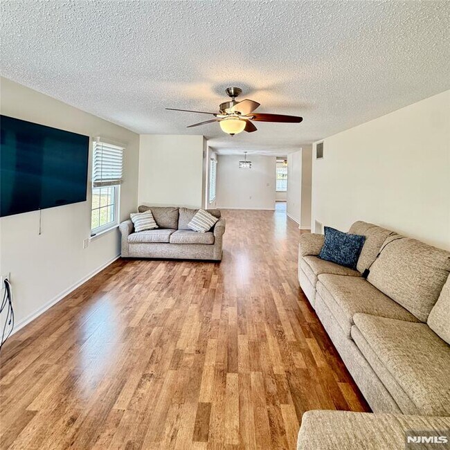 Building Photo - 107 Pine Oak Blvd