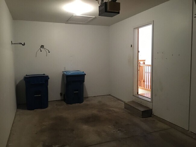 Building Photo - Adorable 2 bed 2 bath in Forest Hills Dist...