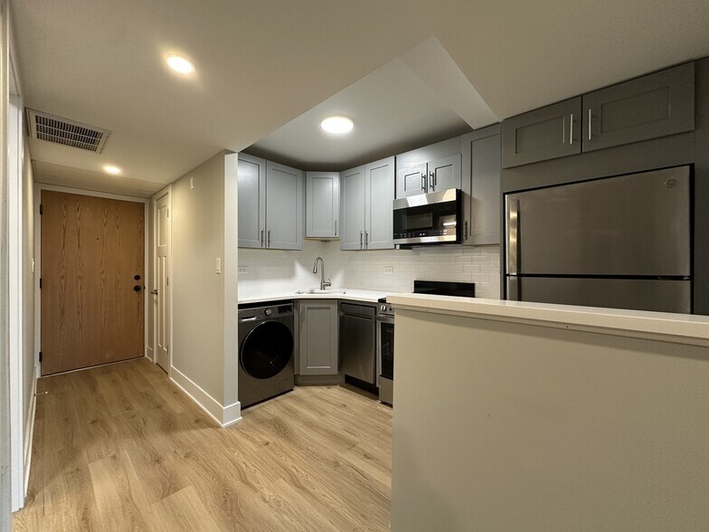 Building Photo - 1214 N La Salle Dr