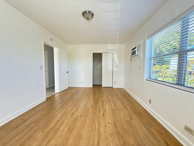 Building Photo - 1172 W 34th St
