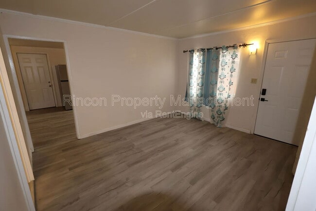 Building Photo - 329 E Scott St