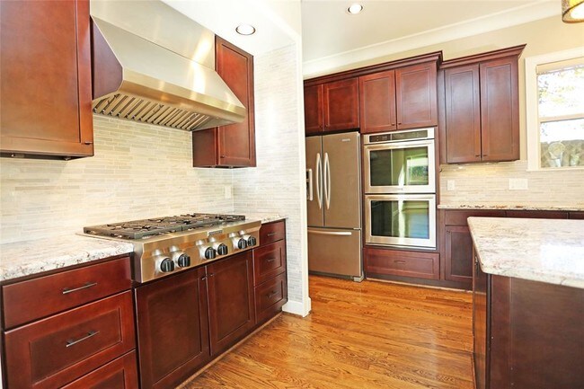 Building Photo - 1611 Wakefield Dr