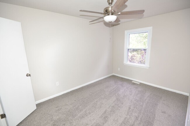 Building Photo - Renovated Townhome for Rent